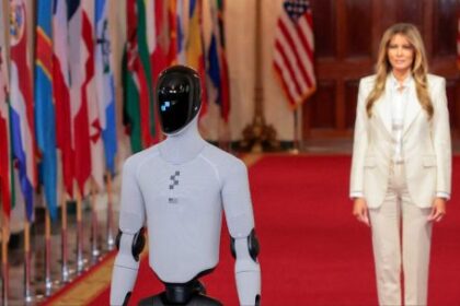 melania-trump-presento-a-figure-03-en-la-casa-blanca-y-marco-el-debut-de-la-robotica-humanoide