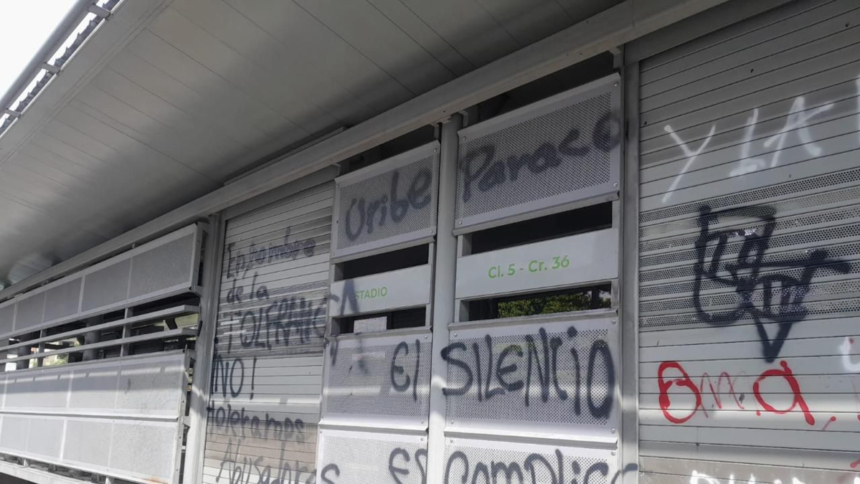 vandalizan-cinco-estaciones-del-mio-en-nueva-marcha-de-estudiantes-de-univalle:-el-dia-anterior-habia-sido-danada-otra-estacion-en-el-sur-de-cali