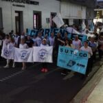 masiva-marcha-docente-en-corrientes-en-rechazo-al-aumento-del-6%:-“30-mil-pesos-no-nos-sirven”