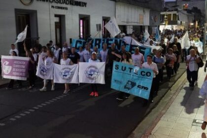 masiva-marcha-docente-en-corrientes-en-rechazo-al-aumento-del-6%:-“30-mil-pesos-no-nos-sirven”