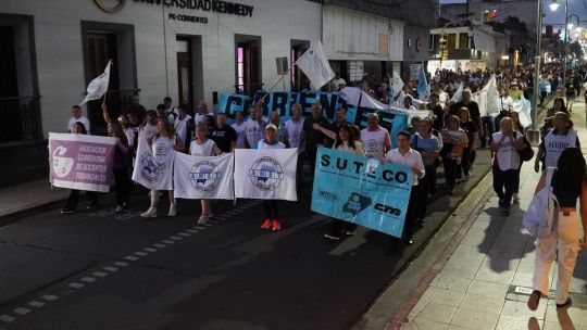 masiva-marcha-docente-en-corrientes-en-rechazo-al-aumento-del-6%:-“30-mil-pesos-no-nos-sirven”
