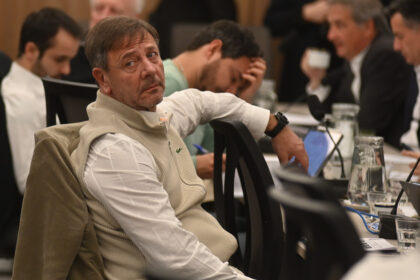 “adorni-deberia-dar-un-paso-al-costado”:-el-diputado-zago-dijo-que-su-situacion-es-un-bochorno-y-lo-cuestiono-por-“tomar-las-mismas-costumbres-que-critico”
