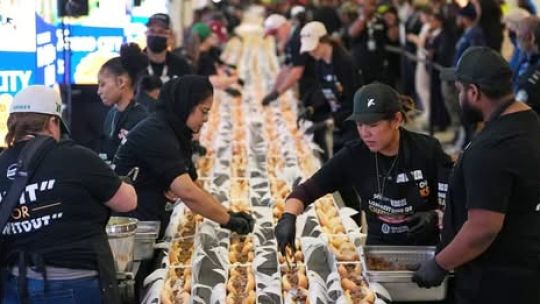 reparten-366-metros-de-sandwiches-de-carne