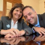 el-vuelo-de-adorni-a-punta-del-este:-declara-como-testigo-en-la-justicia-el-broker-que-vendio-el-pasaje