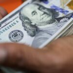 dolar-sin-piso:-se-hunde-a-$-1.390-pese-a-las-compras-del-banco-central