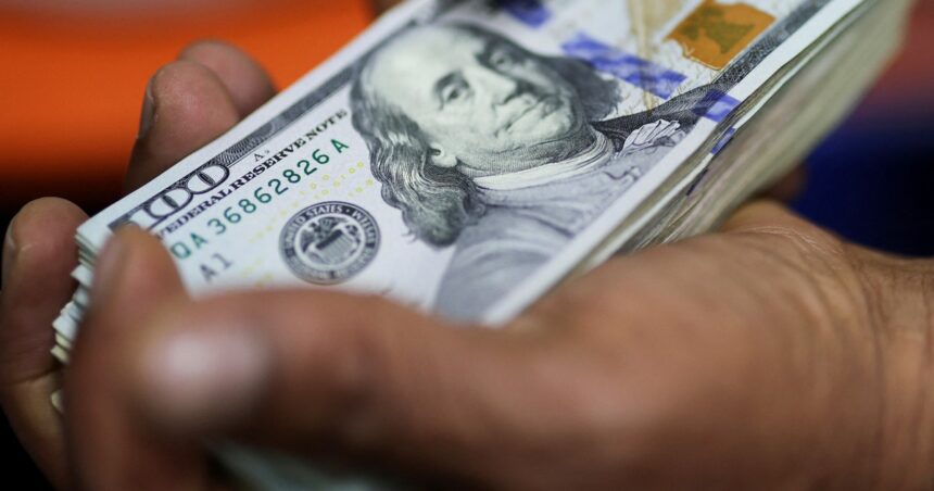 dolar-sin-piso:-se-hunde-a-$-1.390-pese-a-las-compras-del-banco-central