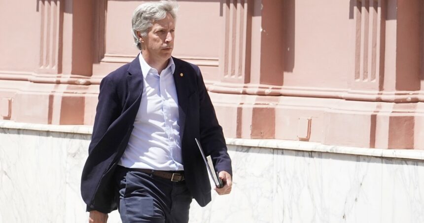 en-medio-de-la-baja-del-dolar,-el-central-anuncio-que-liberara-pesos-de-los-encajes-de-los-bancos-para-darles-mas-liquidez