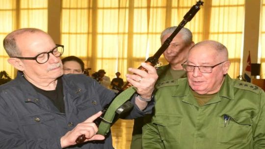silvio-rodriguez:-“el-mundo-esta-dirigido-por-un-regimen-autoritario,-belicista-y-ladron”