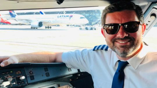 el-piloto-del-vuelo-de-adorni-contradijo-su-version:-“el-viaje-lo-pago-un-tercero”