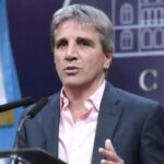 “la-actividad-esta-en-record”:-luis-caputo-defendio-el-modelo-y-presiono-a-empresas-a-adaptarse