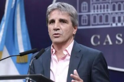 “la-actividad-esta-en-record”:-luis-caputo-defendio-el-modelo-y-presiono-a-empresas-a-adaptarse