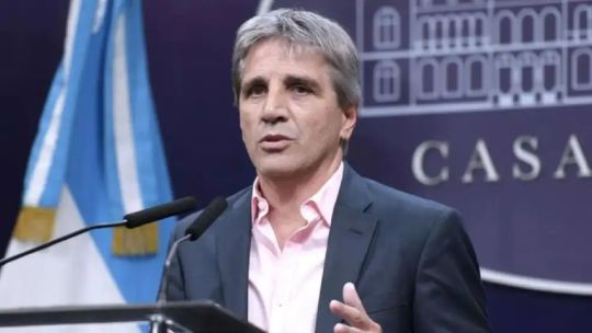 “la-actividad-esta-en-record”:-luis-caputo-defendio-el-modelo-y-presiono-a-empresas-a-adaptarse