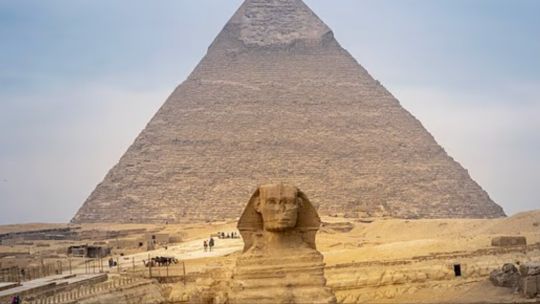 investigadores-identificaron-una-anomalia-geologica-con-forma-de-esfinge-y-una-red-de-tuneles-ocultos-bajo-las-piramides-de-egipto