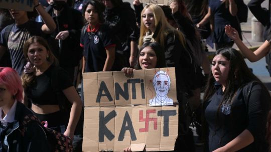 estudiantes-en-la-calle-y-combustibles-por-las-nubes:-chile-estalla-contra-el-ajuste-de-kast
