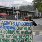 comunidades-bajaron-de-zona-alta-de-la-ladera,-clamando-por-agua-y-bloqueando-el-sector-de-calle-5-en-el-sur-de-cali:-esto-dijeron-en-la-administracion