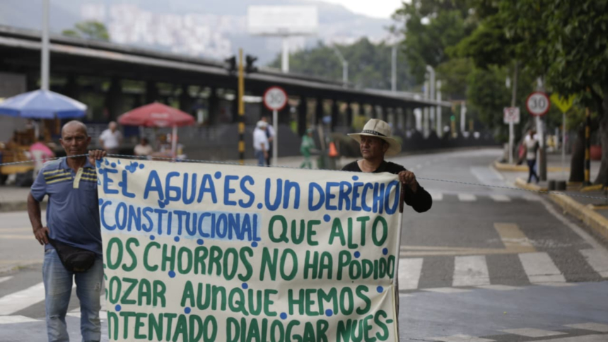 comunidades-bajaron-de-zona-alta-de-la-ladera,-clamando-por-agua-y-bloqueando-el-sector-de-calle-5-en-el-sur-de-cali:-esto-dijeron-en-la-administracion