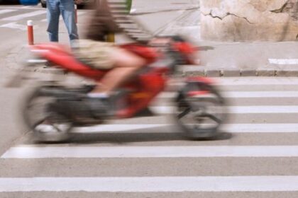 iba-sin-casco-y-adelanto-por-la-derecha:-por-que-perdio-el-juicio-tras-un-grave-siniestro-vial
