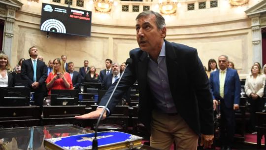 luis-naidenoff-y-la-crisis-fiscal:-“esto-es-una-olla-a-presion,-hay-provincias-que-podrian-no-llegar-a-pagar-los-sueldos”