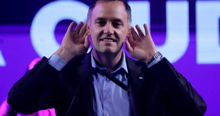javier-milei-se-mostro-con-manuel-adorni:-el-jefe-de-gabinete-sigue-complicado-y-promete-mostrar-su-declaracion-jurada-en-dos-meses
