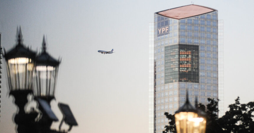 recaudacion,-retenciones-al-agro-y-dolar:-siete-claves-que-explican-por-que-el-fallo-por-ypf-salvo-a-la-argentina-de-un-golpe-demoledor