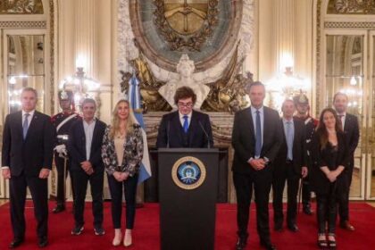 milei-festejo-el-fallo-por-ypf-y-volvio-a-cargar-contra-cristina-y-kicillof:-“expropiar-esta-mal-porque-robar-esta-mal”