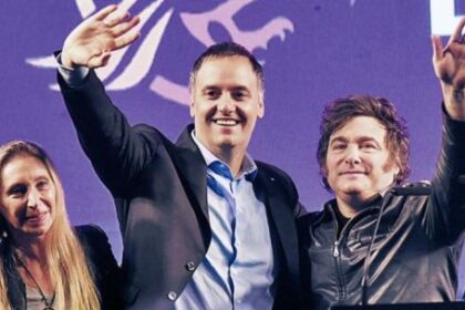 tras-la-polemica-por-los-vuelos,-el-70%-de-los-argentinos-cree-que-adorni-es-corrupto