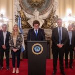 de-la-“aventura-suicida”-kirchnerista-a-“nosotros-simplemente-ganamos”:-el-discurso-completo-de-milei-en-cadena-nacional-por-el-fallo-de-ypf