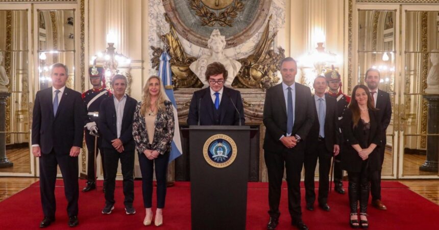 de-la-“aventura-suicida”-kirchnerista-a-“nosotros-simplemente-ganamos”:-el-discurso-completo-de-milei-en-cadena-nacional-por-el-fallo-de-ypf
