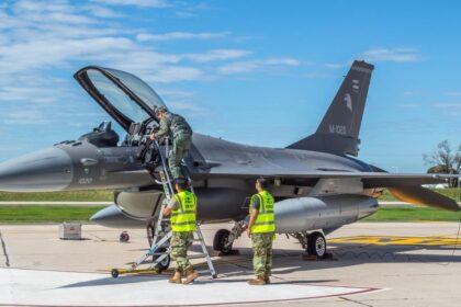 los-f16-se-ponen-en-marcha:-comenzo-el-entrenamiento-de-pilotos-en-la-base-de-rio-cuarto