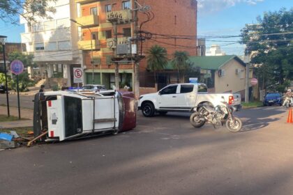 posadas-|-un-auto-volco-en-el-microcentro-tras-chocar-contra-una-camioneta