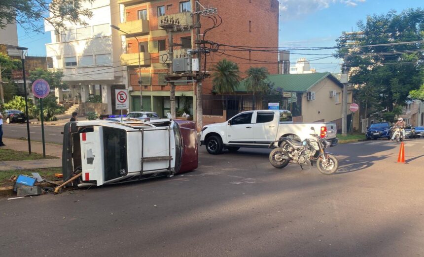 posadas-|-un-auto-volco-en-el-microcentro-tras-chocar-contra-una-camioneta