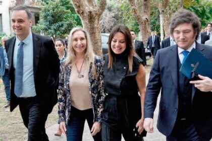 adorni-sigue-arropado-por-el-gabinete-y-se-muestra-hiperactivo,-pero-la-justicia-lo-incomoda