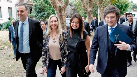adorni-sigue-arropado-por-el-gabinete-y-se-muestra-hiperactivo,-pero-la-justicia-lo-incomoda