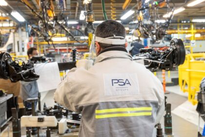la-fabrica-de-peugeot-de-el-palomar-eliminara-un-turno-de-produccion-a-partir-de-mayo-y-abre-una-lista-de-retiros-voluntarios