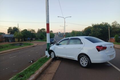 garupa-|-un-automovil-despisto-tras-explotar-un-neumatico,-sin-personas-lesionadas