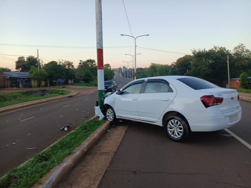 garupa-|-un-automovil-despisto-tras-explotar-un-neumatico,-sin-personas-lesionadas