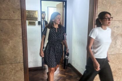 la-justicia-dispuso-medidas-de-proteccion-sobre-la-secretaria-de-la-empresa-aerea-que-llevo-a-manuel-adorni-a-uruguay-tras-una-denuncia-de-amenazas