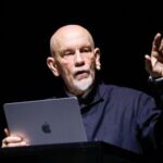 john-malkovich-en-buenos-aires:-una-noche-hipnotica-donde-la-palabra,-la-musica-y-el-silencio-lo-dominaron-todo
