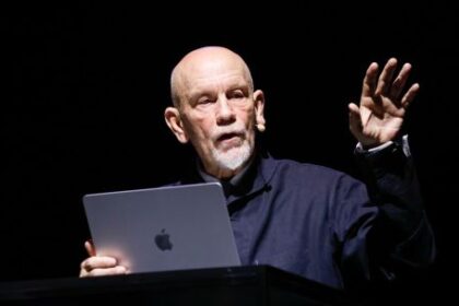 john-malkovich-en-buenos-aires:-una-noche-hipnotica-donde-la-palabra,-la-musica-y-el-silencio-lo-dominaron-todo