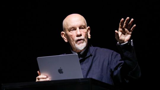 john-malkovich-en-buenos-aires:-una-noche-hipnotica-donde-la-palabra,-la-musica-y-el-silencio-lo-dominaron-todo