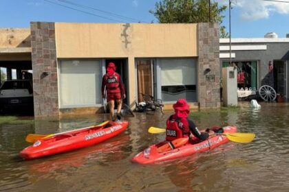 temporal-historico-en-colonia-marina:-cayeron-300-mm-en-tres-horas-y-el-pueblo-quedo-bajo-el-agua