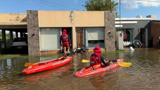 temporal-historico-en-colonia-marina:-cayeron-300-mm-en-tres-horas-y-el-pueblo-quedo-bajo-el-agua