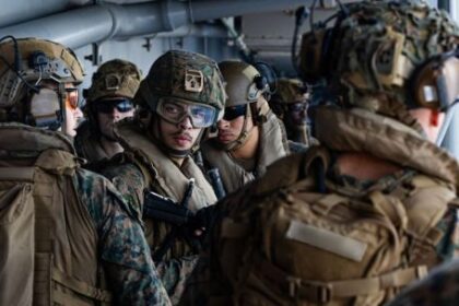 tension-en-medio-oriente:-estados-unidos-despliega-el-uss-tripoli-con-miles-de-marines