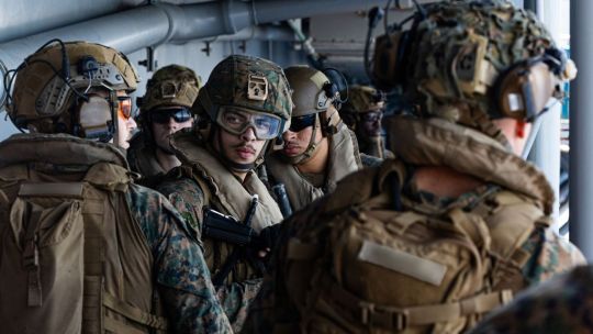 tension-en-medio-oriente:-estados-unidos-despliega-el-uss-tripoli-con-miles-de-marines