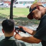 se-quedo-sin-trabajo,-empezo-a-cortar-el-pelo-en-una-plaza-por-5000-pesos-y-se-sorprendio-por-lo-que-paso