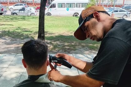 se-quedo-sin-trabajo,-empezo-a-cortar-el-pelo-en-una-plaza-por-5000-pesos-y-se-sorprendio-por-lo-que-paso