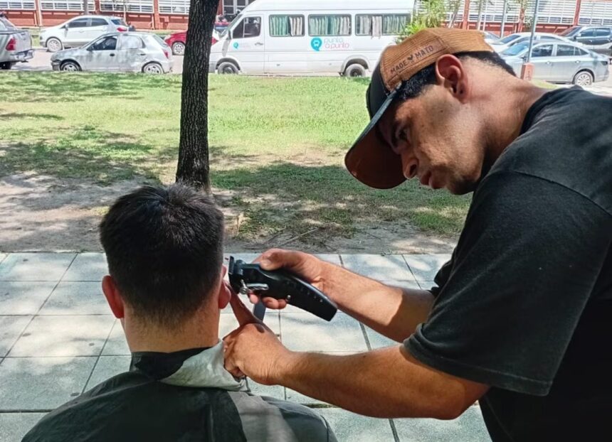 se-quedo-sin-trabajo,-empezo-a-cortar-el-pelo-en-una-plaza-por-5000-pesos-y-se-sorprendio-por-lo-que-paso