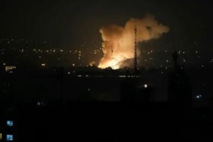 a-un-mes-de-la-guerra,-misiles-en-tel-aviv-y-mas-bombardeos-israelies-a-“infraestructura-estrategica”-de-iran