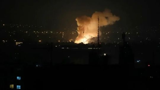 a-un-mes-de-la-guerra,-misiles-en-tel-aviv-y-mas-bombardeos-israelies-a-“infraestructura-estrategica”-de-iran