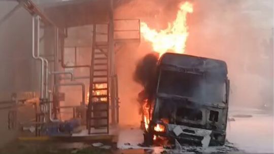 se-incendio-una-refineria-de-pilar:-un-operario-murio-y-otro-resulto-gravemente-herido
